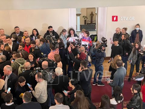 „ხალხის ძალისა“ და „ქართული ოცნების“ დეპუტატებს სტვენით დახვდნენ