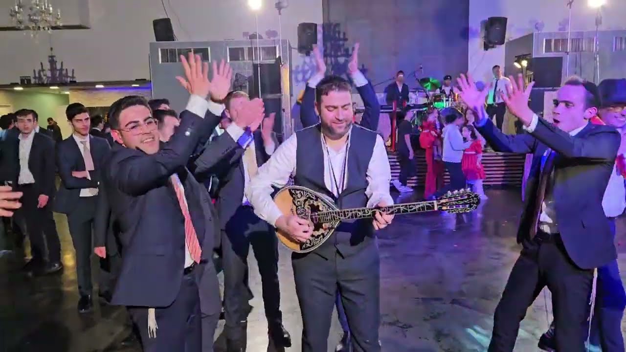אלירן אלבז & אריק דביר בזורבה יוונית בחתונה חסידי | Eliran Elbaz & Eric Dvir in a Greek Zorba