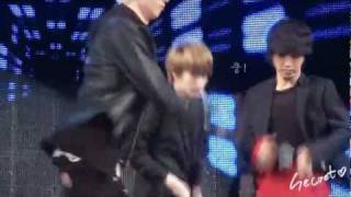 [HD fancam] 110918 Kyuhyun dropped his mic during Mr. Simple!! @  Korea in Motion Festival