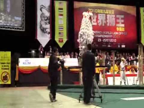 Genting 2010 - Double lions on jongs at closing ce...