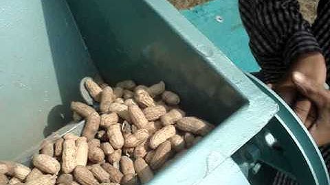 Hand operated Groundnut Decorticator