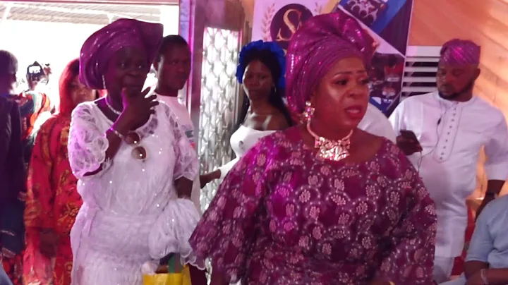 MOMENT VETERAN ACTRESS MADAM SAJE AND AYOKA STORMS MC OLUOMO BEST FRIEND WEDDING PARTY