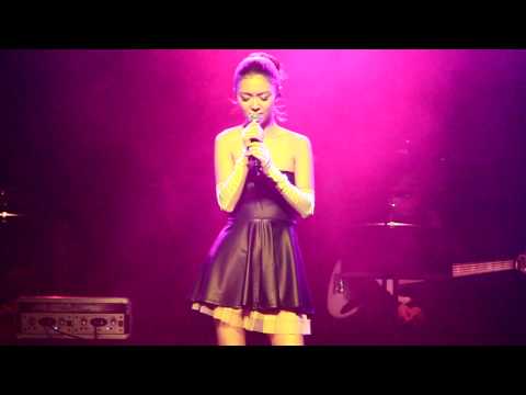 Fiona Sit Sings The Moon Represents My Heart () Live in Melbourne '10