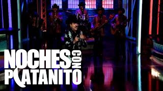 Lorenzo de Monteclaro canta "Abrazado de un Poste"