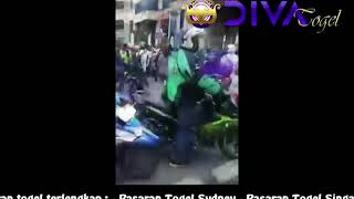 Emak Emak Jaman Now Mabuk Setengah Bugil Bawa Mobil Nabrak Orang