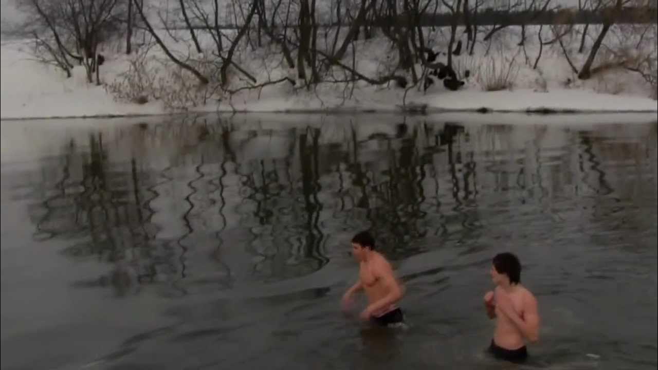 дети купаются в озере. маша моется. малыш в ванной. плавание дети. купание в холодной воде.