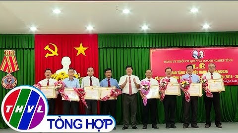 Đảng ủy khối cơ quan và doanh nghiệp tỉnh Vĩnh Long trao tặng Huy hiệu Đảng và khen thưởng đảng viên