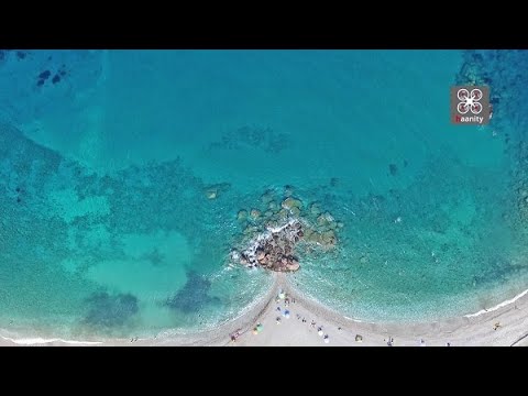 Η πανέμορφη παραλία με το κατάφυτο φαράγγι και τους καταρράκτες, στην άκρη της Ελλάδας