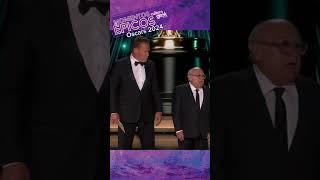 #Oscars2024  #arnold y #dannydevito presentaron un premio pero se pudrió todo con #Batman!