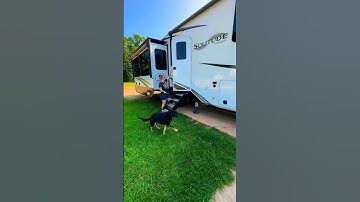 Wist je dat het in veel staten legaal is om in een vijfde wiel camper te rijden terwijl je er een...