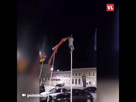 Mladić u Požegi skinuo srpsku zastavu sa stupa