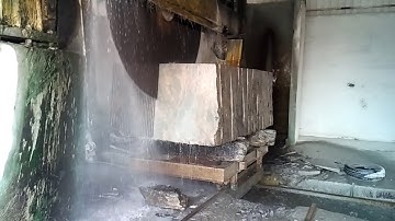 How granite stone is cut into slabs
