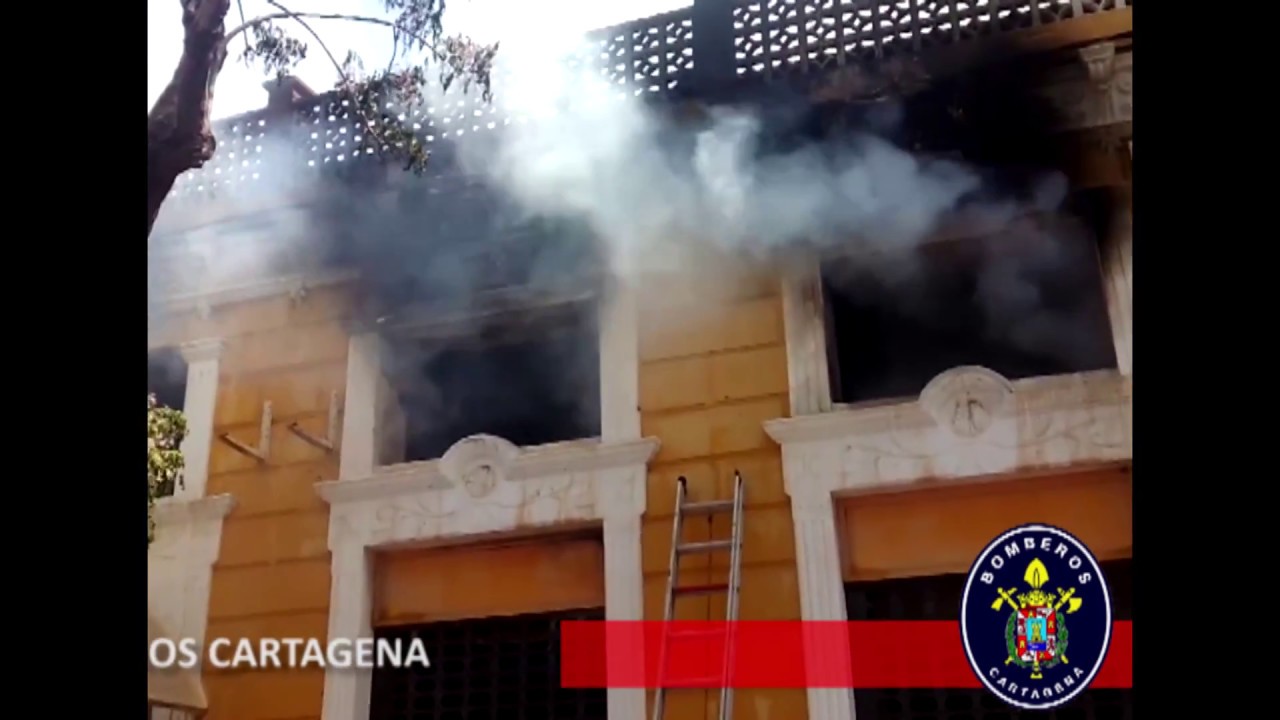 Un bombero resulta herido leve en un incendio de una nave abandonada de Santa Lucía