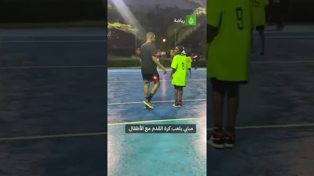 مبابي يلعب كرة القدم مع الأطفال خلال إجازته في الكاميرون