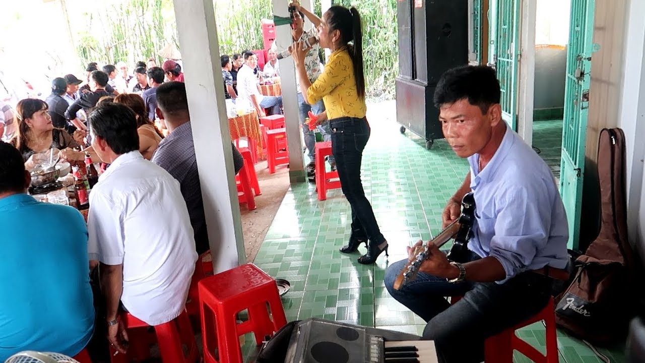 Tất Cả Quan Khách Trong Buổi Tiệc Ai Củng 