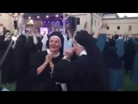 نيكى ميناج تقيم حفلة للراهبات