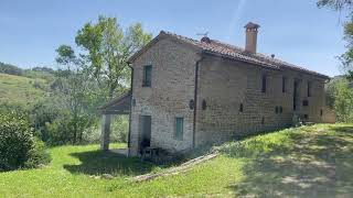 Casale con piscina a Montecarotto nelle Marche.