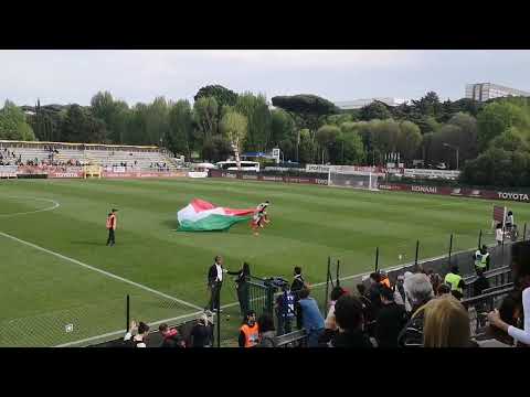 29/4/23 As Roma Femminile Campione d'Italia: Glionna e Serturini sventolano un tricolore gigante