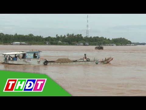 Video Chìm ghe chở trấu, 3 người may mắn thoát nạn | THDT - youtube
