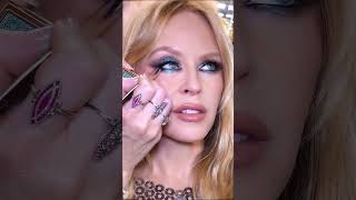 ✨ BACKSTAGE BEAUTY ✨ @kylieminogue will have you SPINNING AROUND! 🪩  #MakeupBySofiaTilbury