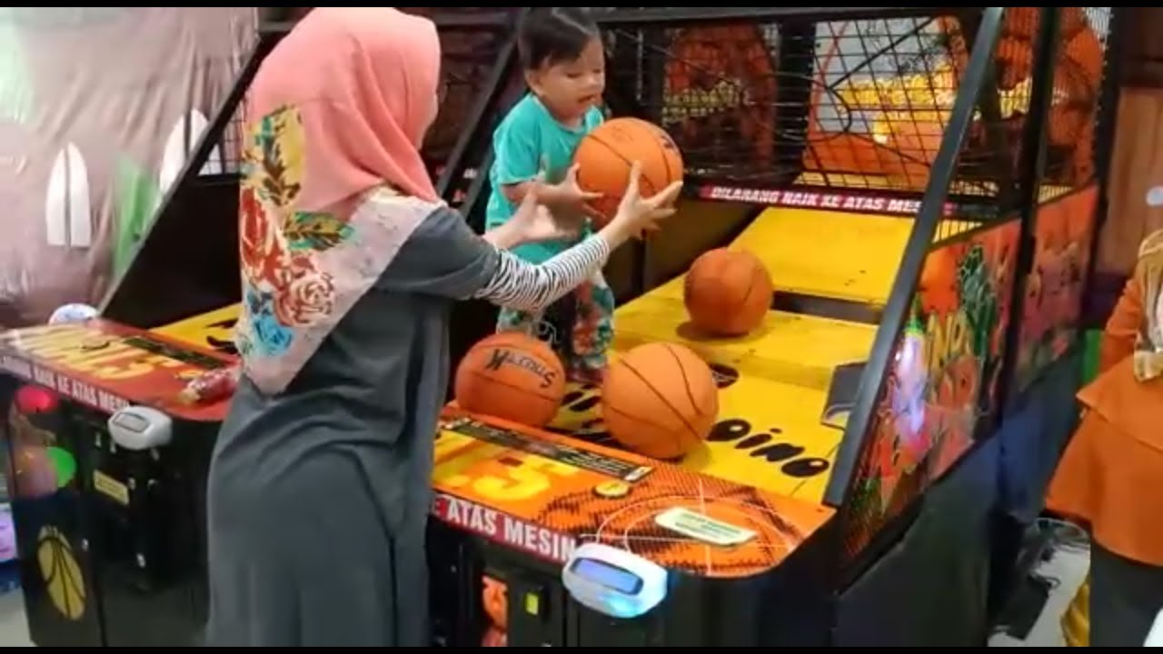 Main bola basket di time zone | anak kecil main bola basket lucu 