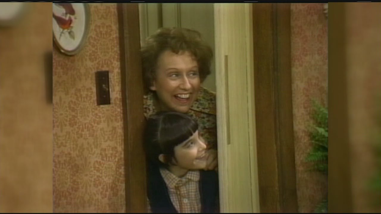 TV and Broadway star Jean Stapleton dies - YouTube