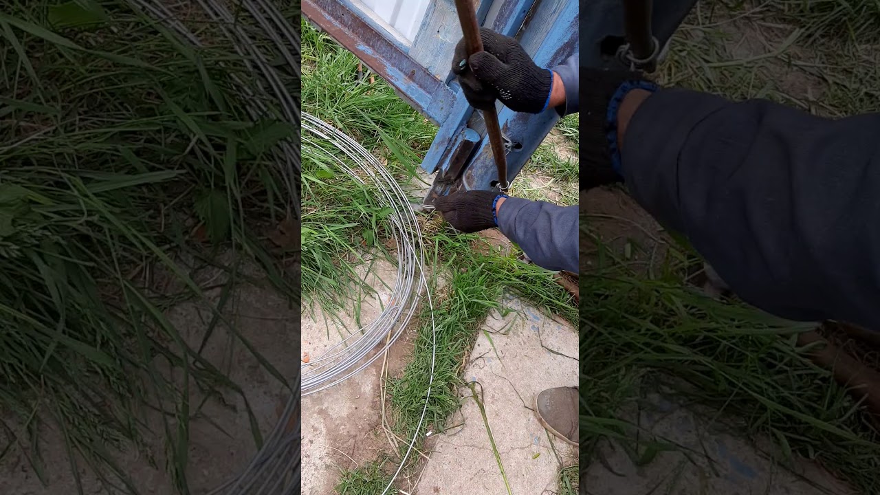 Скручивание проволокой деревянной планки к столбу