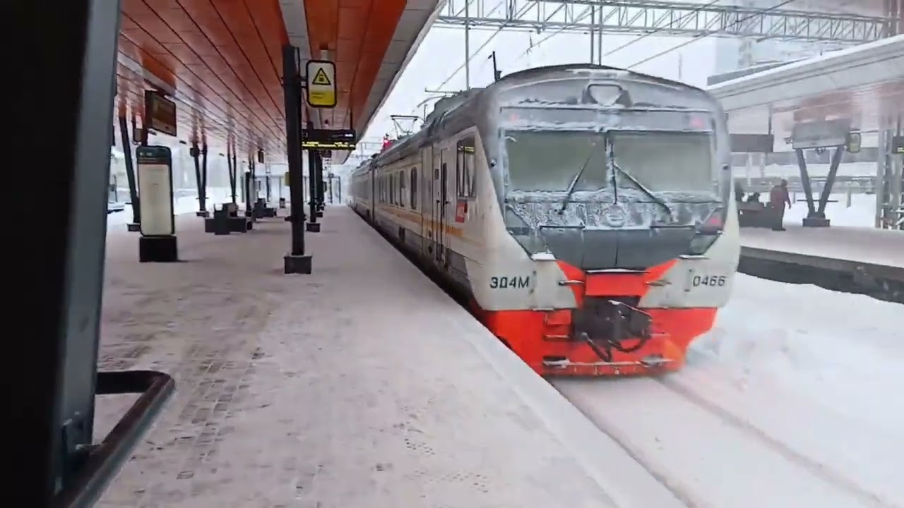 ЭД4М-0466 сообщением "Площадь Трёх Вокзалов -Владимир", станция Нижегородская.