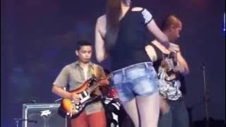 Della Santika Biduan Dangdut HOT Paha Mulus