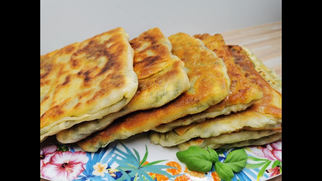 Katlama mit Kräutern und Weichkäse, noch Gözleme oder Pide genannt! Lecker, knusprig und weich