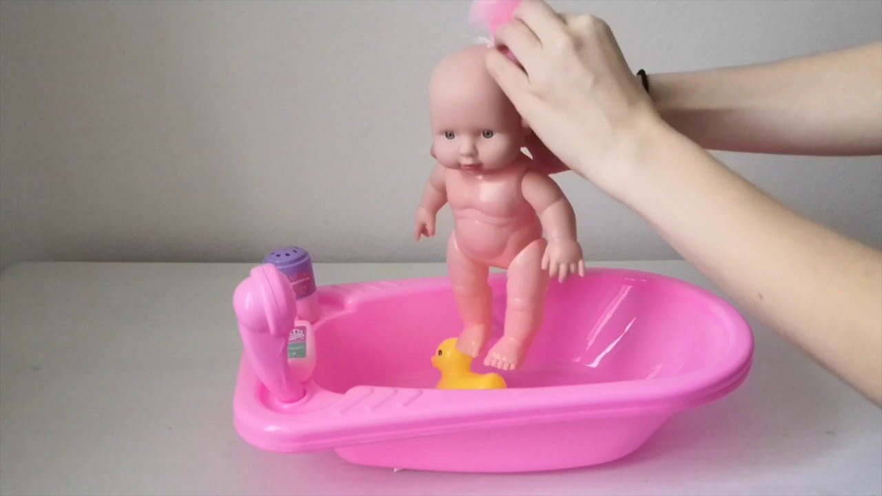 Игрушка купаться. Купание куклы. Кукла купается. Дети купают куклу. Ванночка для кукол.