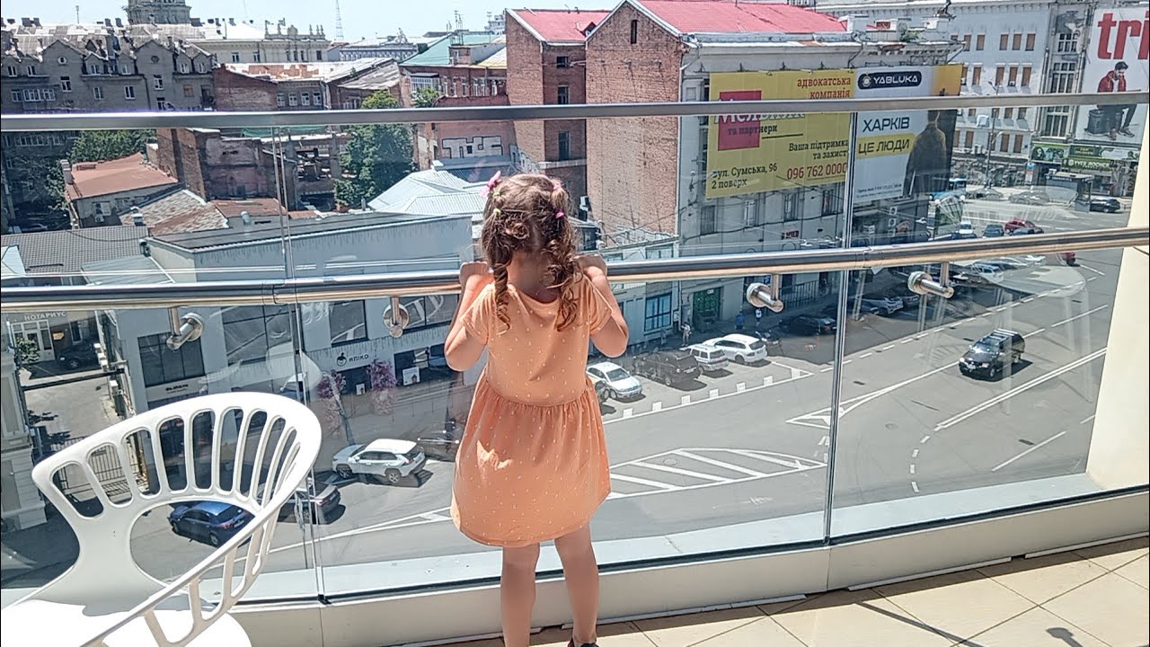 😰🚸 Death in Kharkiv yesterday, partying today. 🙏💘 A city of contrasts😧😵