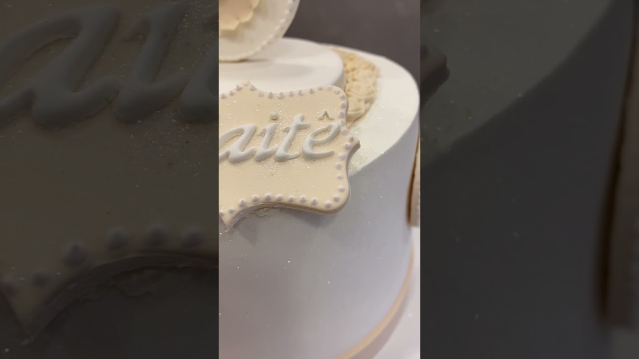 Cobertura de chantininho com decoração em pasta americana para batizado