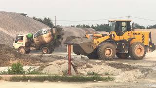 Big Excavator Work Sand Scoop at the Factory Concrete Production Part #17