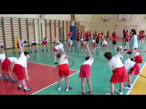 Урок физкультуры в первом классе