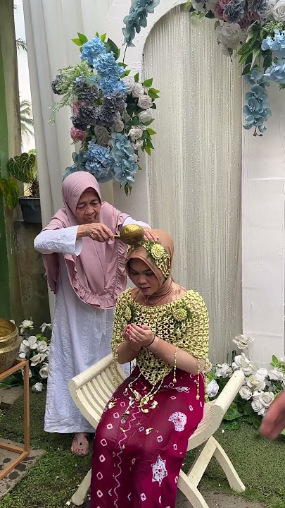 Mandi kembang calon pengantin ngaras Siraman