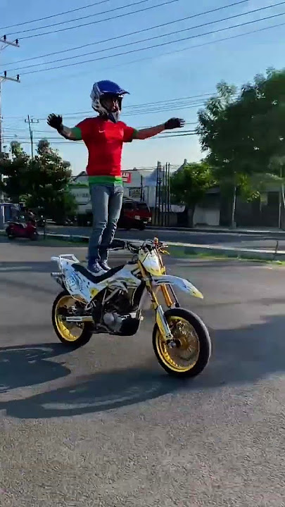 Joget Stecu Di Atas Motor #shorts #stecu #velocity #supermoto #busyairi1927