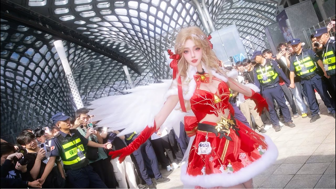 Bathed in glory with Sheila during the Triumph - Cosplay by 走路摇ZLY  |  Merry Christmas