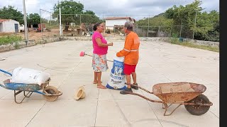 bastidores !! Seu Mané é A Dona Duceu vai colocar o feijão no 🌞 sol !!