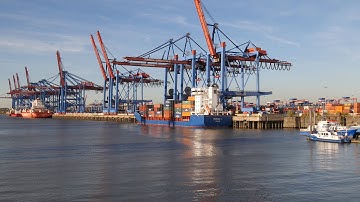 Hamburg: Waltershof, Hafen, Containerschiffe /-brücken (Container Ships / Cranes) - 4K Video Picture