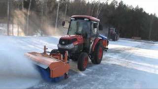 Frontkehrmaschine / Kehrbesen FFK 1810 mit Anbaustreuer FSH 30 im Winterdienst für Traktoren