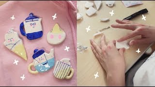 I made my own clay pins! ~ Frannerd
BLACKFRIDAY 20% discount on my whole shop YAAAY!
CODE: CEREAL
CLICK HERE to go to my shop, NEW PLANNER, STICKERS and ZINE!
https://www.etsy.com/shop/frannerd
Art supplies I used in this video:
-Sculpey (in white) https://www.sculpey.com/
-Sculpey Glaze https://www.amazon.com/Polyform-Sculpey-Glaze-1-Ounce-Glossy/dp/B004HKSYKM
- Acryla Gouache
PATREON
For behind the scenes into all the projects Im working on RIGHT NOW, more sketchbook tours, secret Q&As and my sassy podcast-newsletter, support my work on Patreon! :)
https://www.patreon.com/frannerd
whats patreon https://goo.gl/xYxMm1
FOLLOW ME
ALL social media Twitter, instagram @frannerd
Etsy Shop http://www.etsy.com/shop/frannerd
VIDEO CREDITS
Thank you so so much to super Kevin for writing the spanish subtitles! We loooove you Keviin!
Camera
Canon Eos m with a 22 lens
I use Adobe Premiere!
Things you dont know about this video: Random things: This week were babysitting our neighbours cats and theyre SO CUTE; its tangerine season and Ive been eating SO MANY tangerines lately; today Ed and I are going out and work from the public library (our flat its getting darker and darker, we need a bright place to work and be productive!). I had so much fun doing this video guys! I LOVED the result and I cant wait to do more pins! How was your Thanksgiving? Ed and I spent a cozy day together, he studying all day and me watching movies, cleaning, doing laundry and drawing :) I made my own clay pins! ~ Frannerd