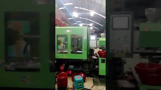 Inyectora de plásticos trabajando