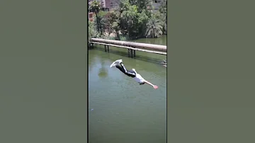 شاب عادي في بدايته 