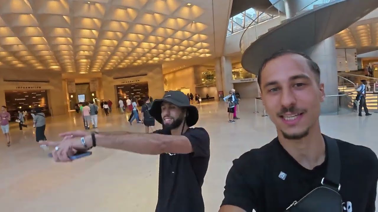 Rester ENFERMÉ au musée du LOUVRE la NUIT (on fini au pc sécurité)