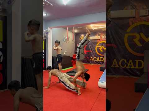 ये क्या कर रहे है बच्चे 😨 #acrobatics #brothers #stunt #bodybalance #shorts #youtube #shortsvideo