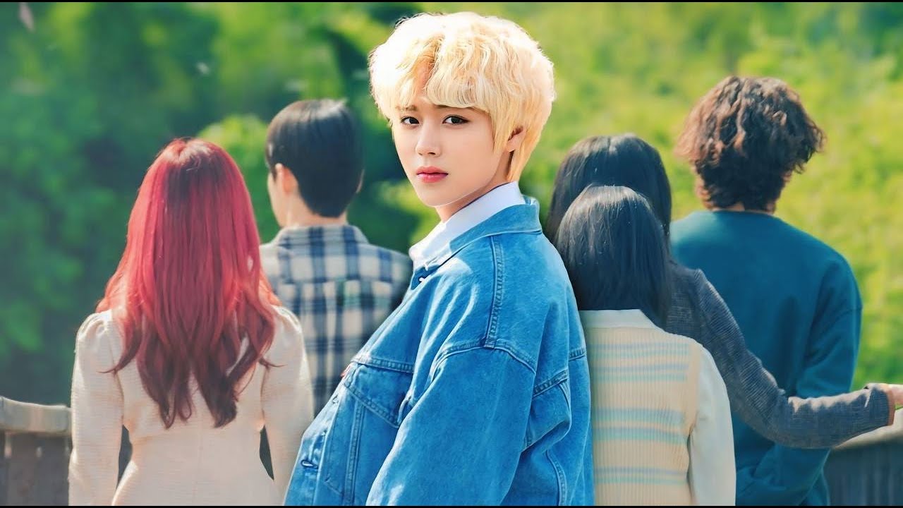 طالب جميل ينظم لمدرسة خاصة، وكل الطالبات يقعن في حبه الا طالبة وحدة والتي كان يحاول التقرب منها