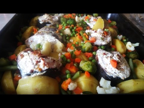 Видео рецепт Рыба, запеченная в духовке кусочками