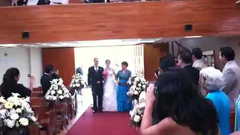 ¿Quién entra con la madre de la novia?