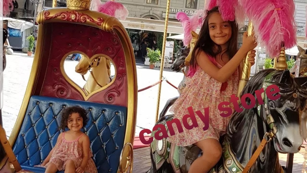 Candy store in Venice italy with Alma and Ilaidaشهر ونیز و فروشگاه